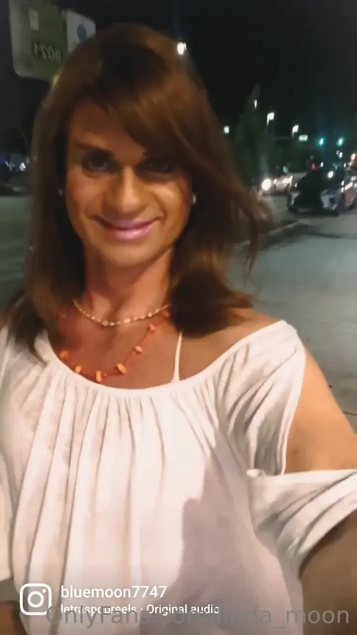 Hi everyone a little clip walking down the boulevard 