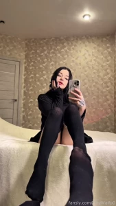 Im just messing with my feet in front of the mirror and where are you