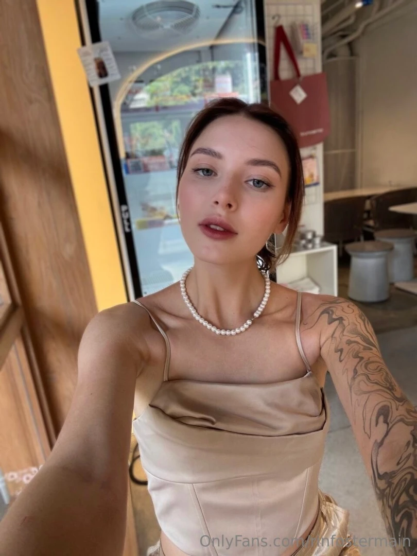 Sat in a random cafe feelin kinda pretty and kinda powerful ordered my 