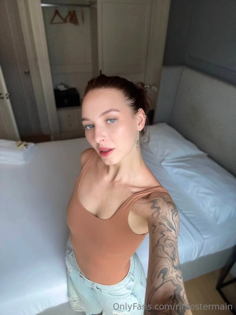 Good morning i made my bed and did a clean girl makeup look what do u 