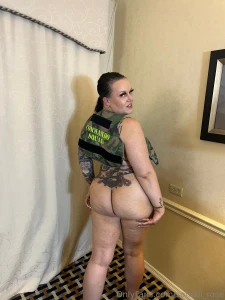 Do you want to see this big juicy ass bouncing on your cock