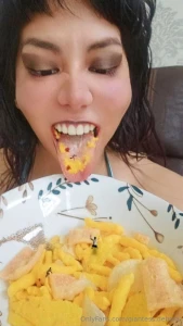 Vore new clip soon ohhh i see a little criatures eating my food