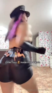 Hold on to my big ass cheeks c