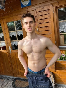 Gym has been treating me nice righttt veins popping abs as well hehe