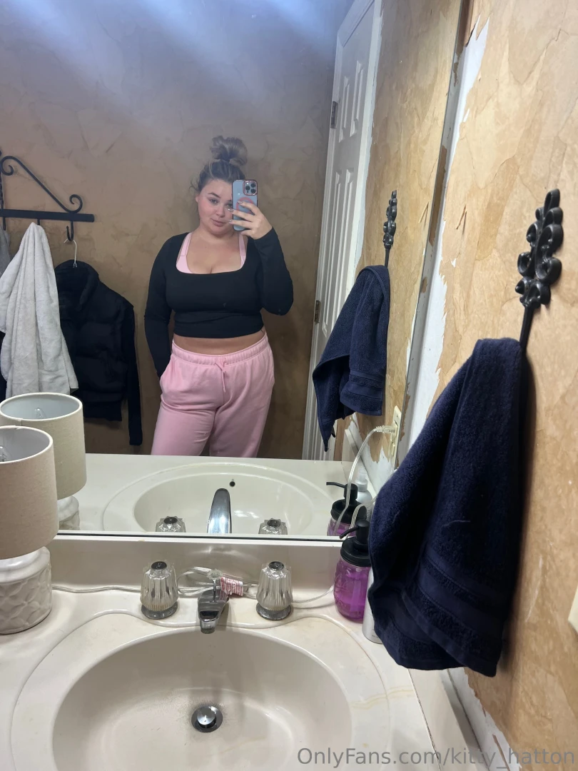 Going to vs to buy new lingerie im going to be a slut tonight 