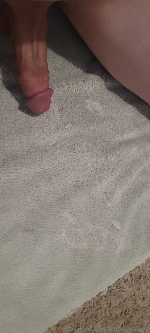 As promised here is the cumshot and aftermath i filmed this for a fem 