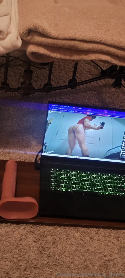 Watch me pound my cheeks and take a picture of my slutty fat ass for 