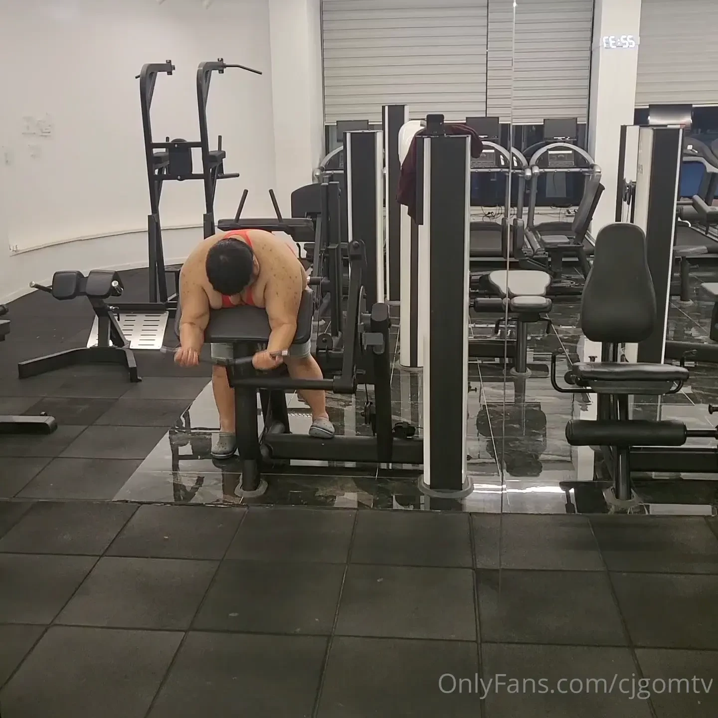 Monday with red gym sleeveless 