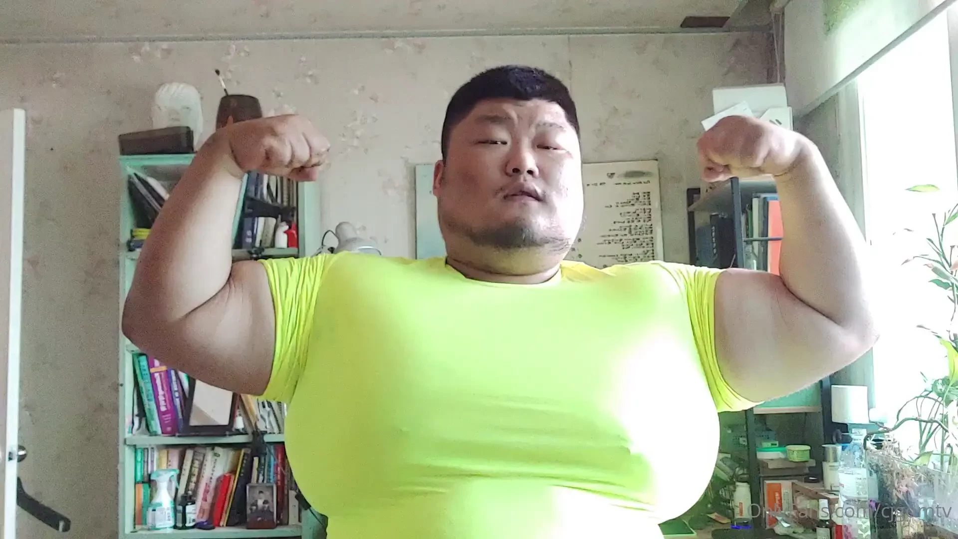 Flex in tight t only for onlyfans 