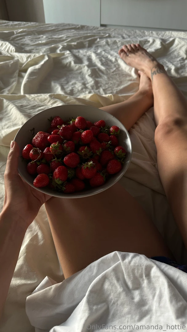 Such a tasty strawberry wanna try it 