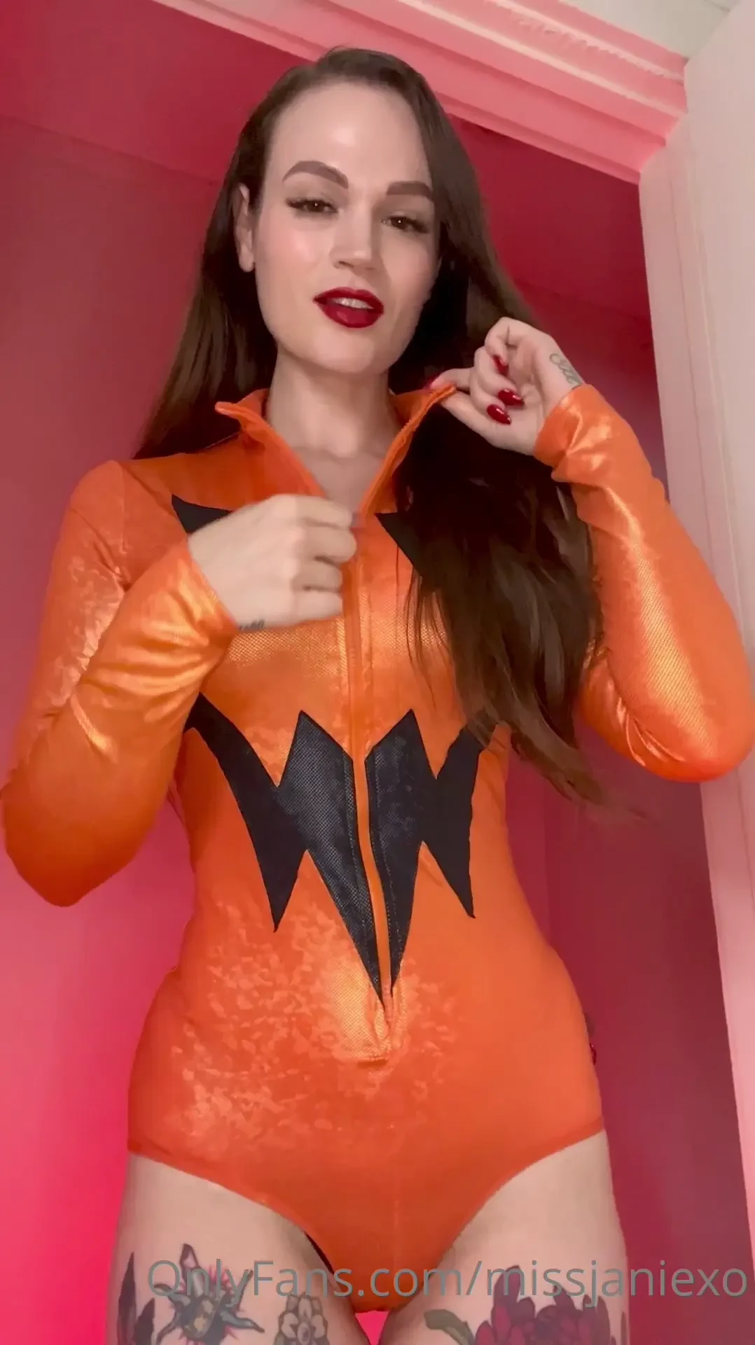 Happy halloween i dressed up as a pumpkin today who wants to seed me 