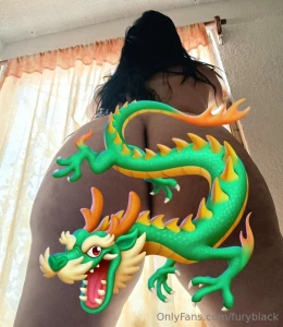 Aprovecha y mira mi culo en todo su esplendor depende de como traten