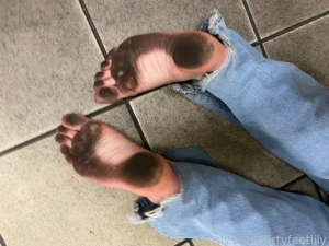 This is how i like them to be dirtyfeet barefootgirl footfetish feet