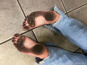 This is how i like them to be dirtyfeet barefootgirl footfetish feet part 2