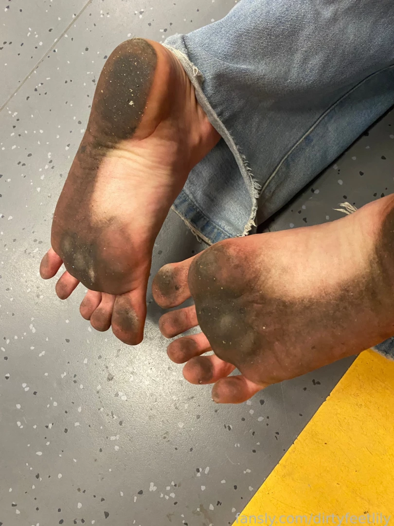 Do you like my sexy dirty soles footgirl barefootgirl footfetish 