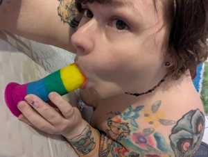 Just a cheeky little 22 sec vod and pic enjoying some rainbow dick