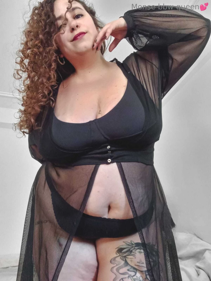 This is how your curvy girlfriend welcomes you home 