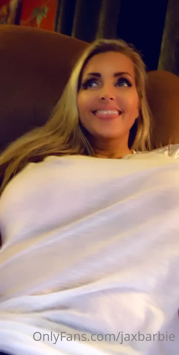 Anybody else like playin w their jello 