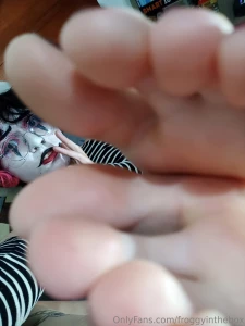 A good foot photo never hurts