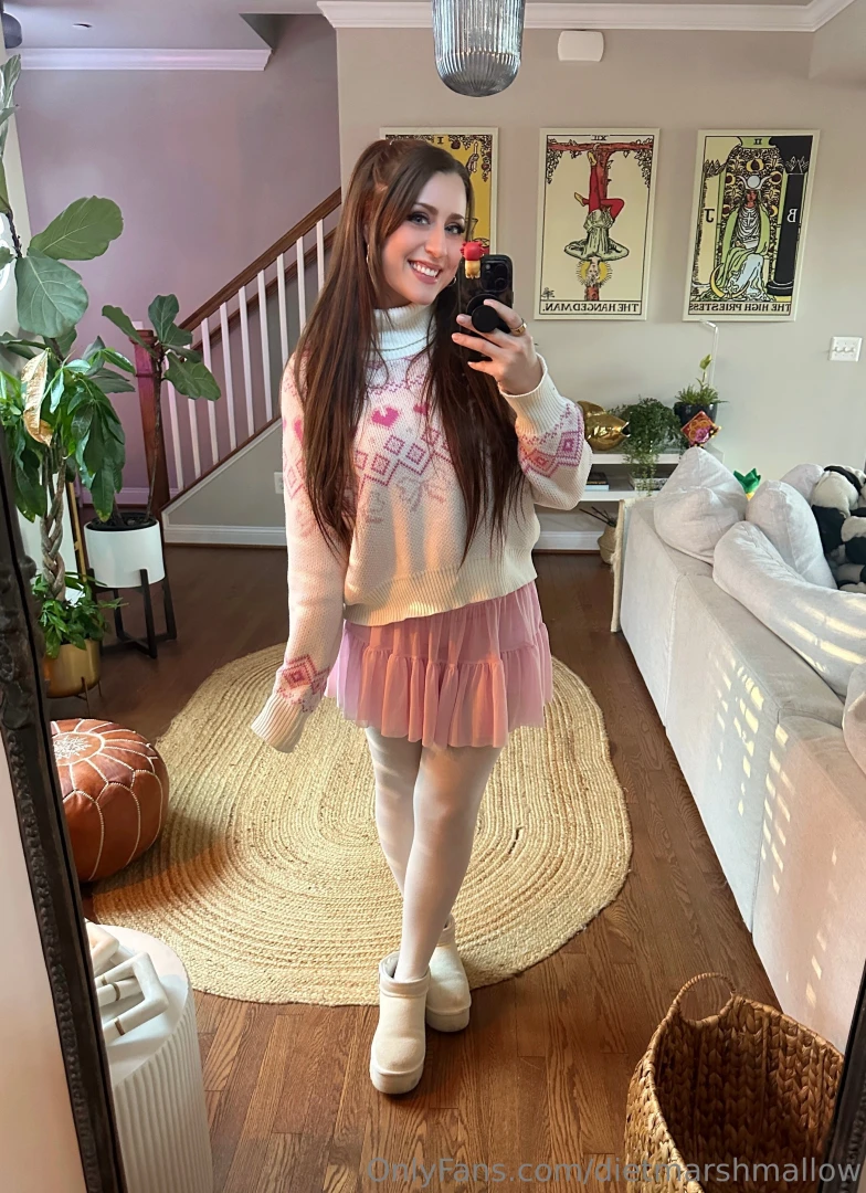 Idk if you guys like sfw shots but here are a few cute pics from the 