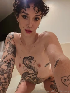Slut in a soaker tub