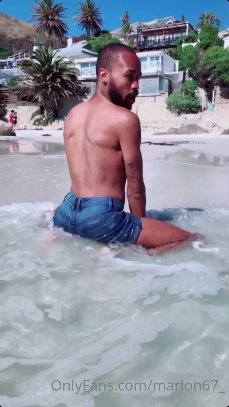 No gym the whole year buh i m still a skinny bitch with a thin waist 