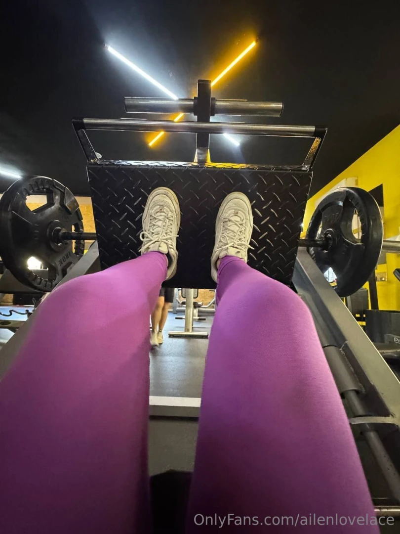 Pov me pretending i m strong and unbothered while my legs are 