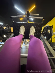 Pov me pretending i m strong and unbothered while my legs are