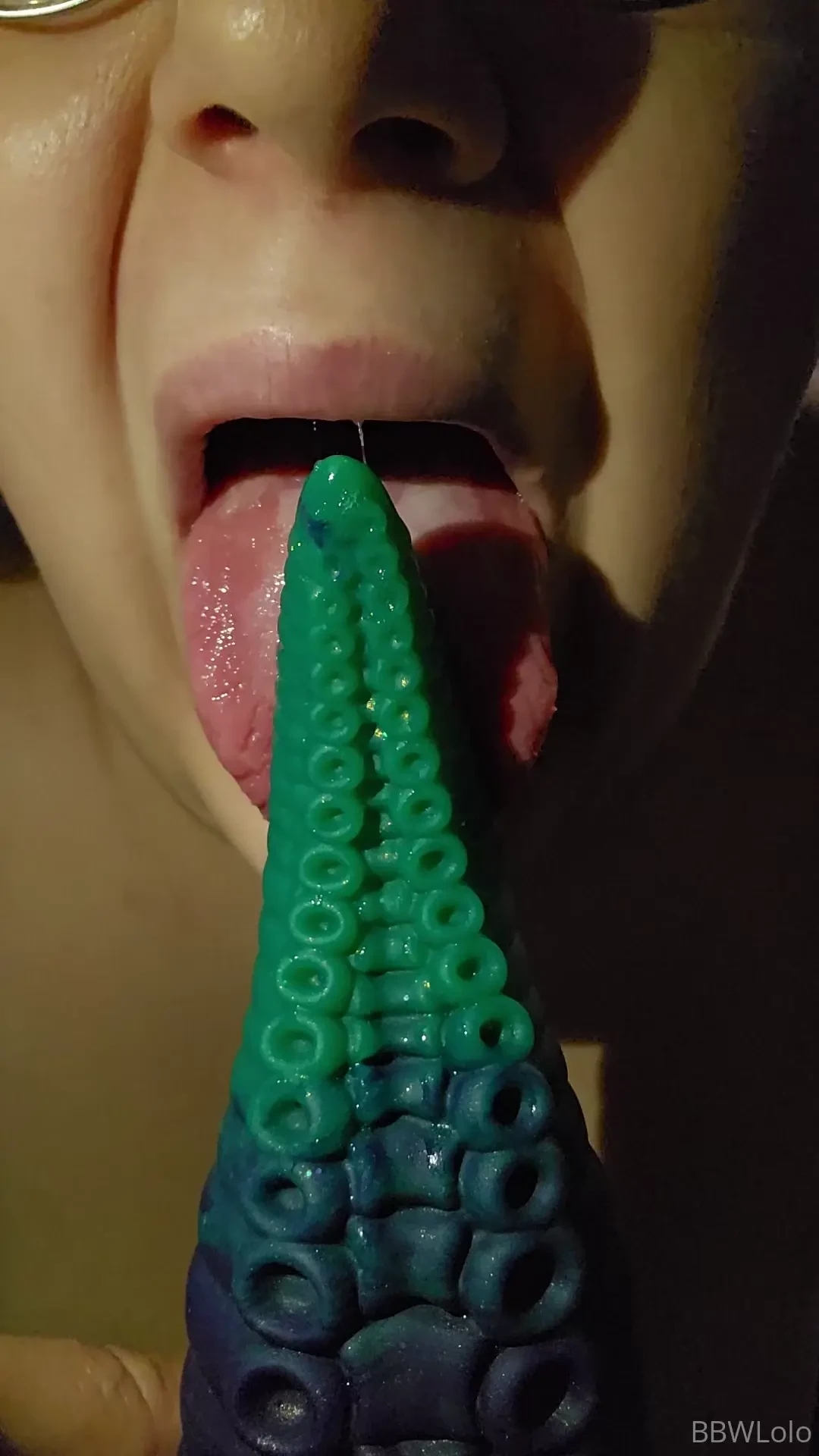 The texture of this toy is amazing in my mouth and my pussy 