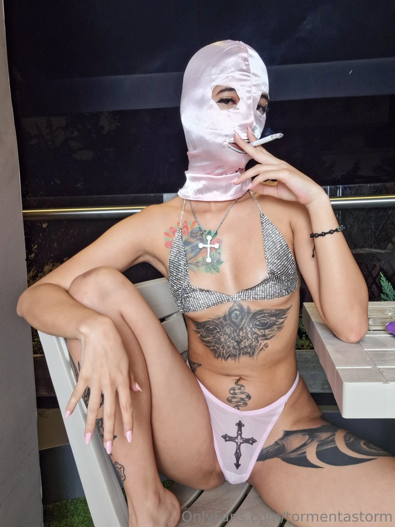 Masturbating in a mask is great - do you want to see it 