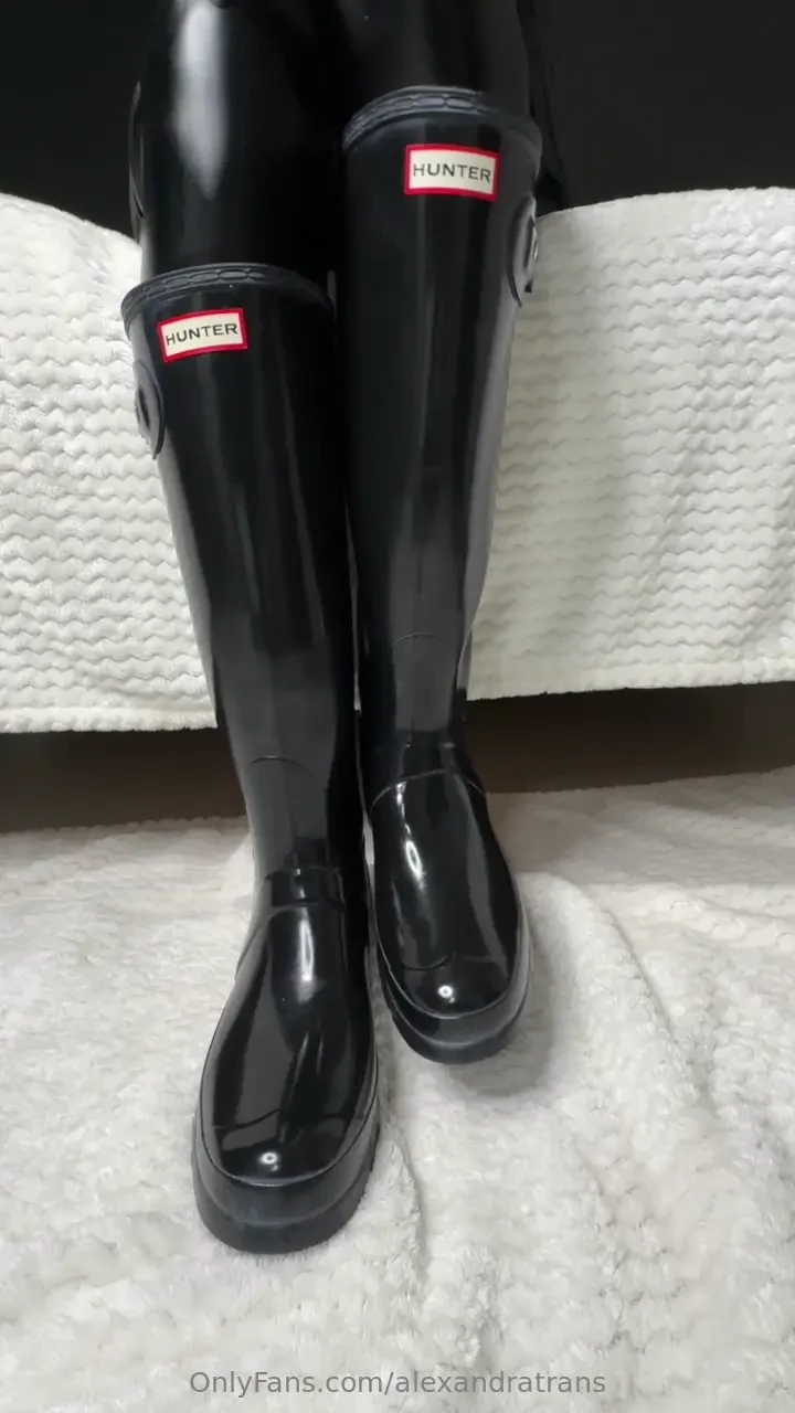 A closer look at my amazing hunter rubber boots so shiny 
