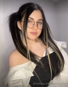 Viettelev likka_mansikka on valmis maistamaan kovaa kullia ekaa kertaa