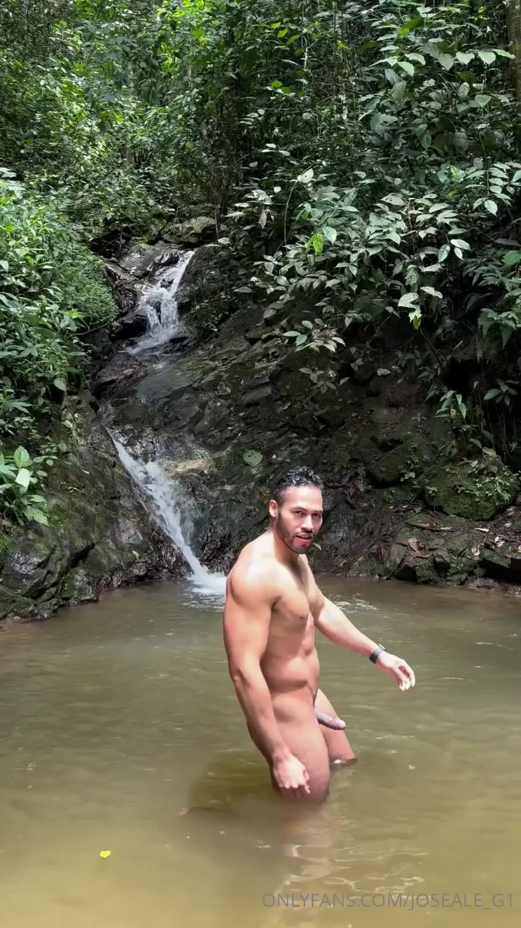 Un rico ba o desnudo en el r o 