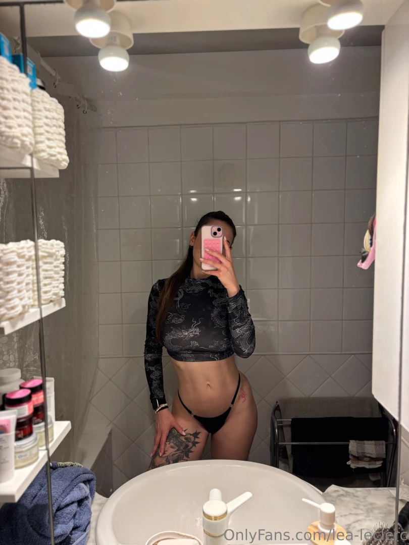 Hello you i m obsessed with backless outfits these days they leave 