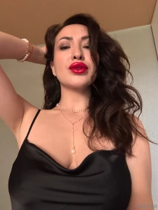 My lips say hi but my thoughts say come closer