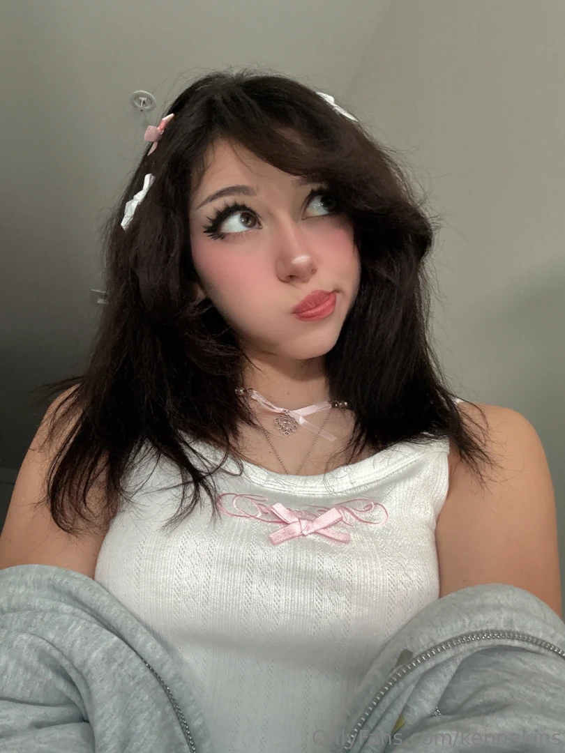 How many bows can you count 