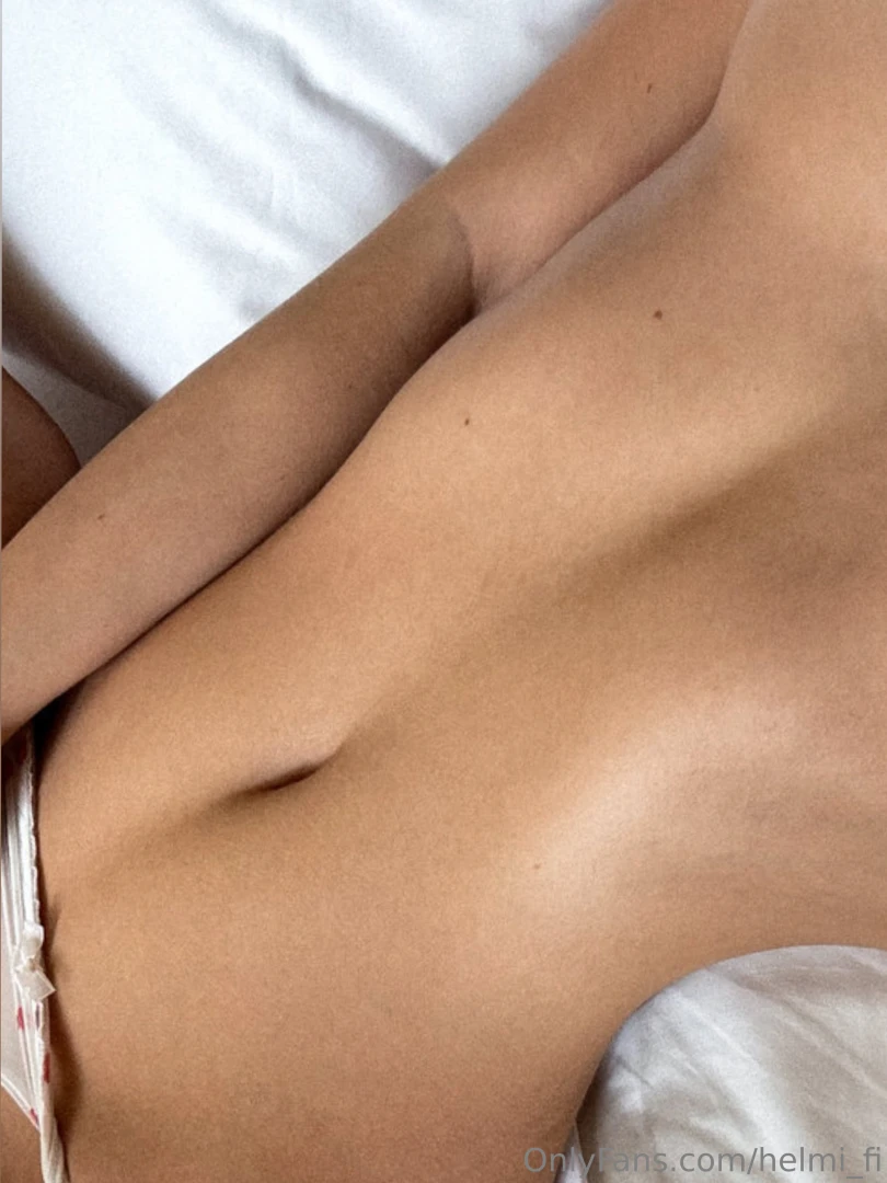 Mun kroppa haluu sun kuumia suudelmia koko ajan alemmas ja alemmas 