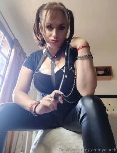 Who dares here i am all goddess divine imposing who has the courage to