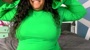 T aimes ma robe moi je la trouve plus belle quand on peut voir tout
