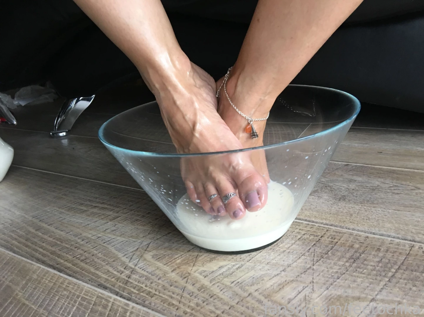 A milk bath for the feet for the beauty of my feet 