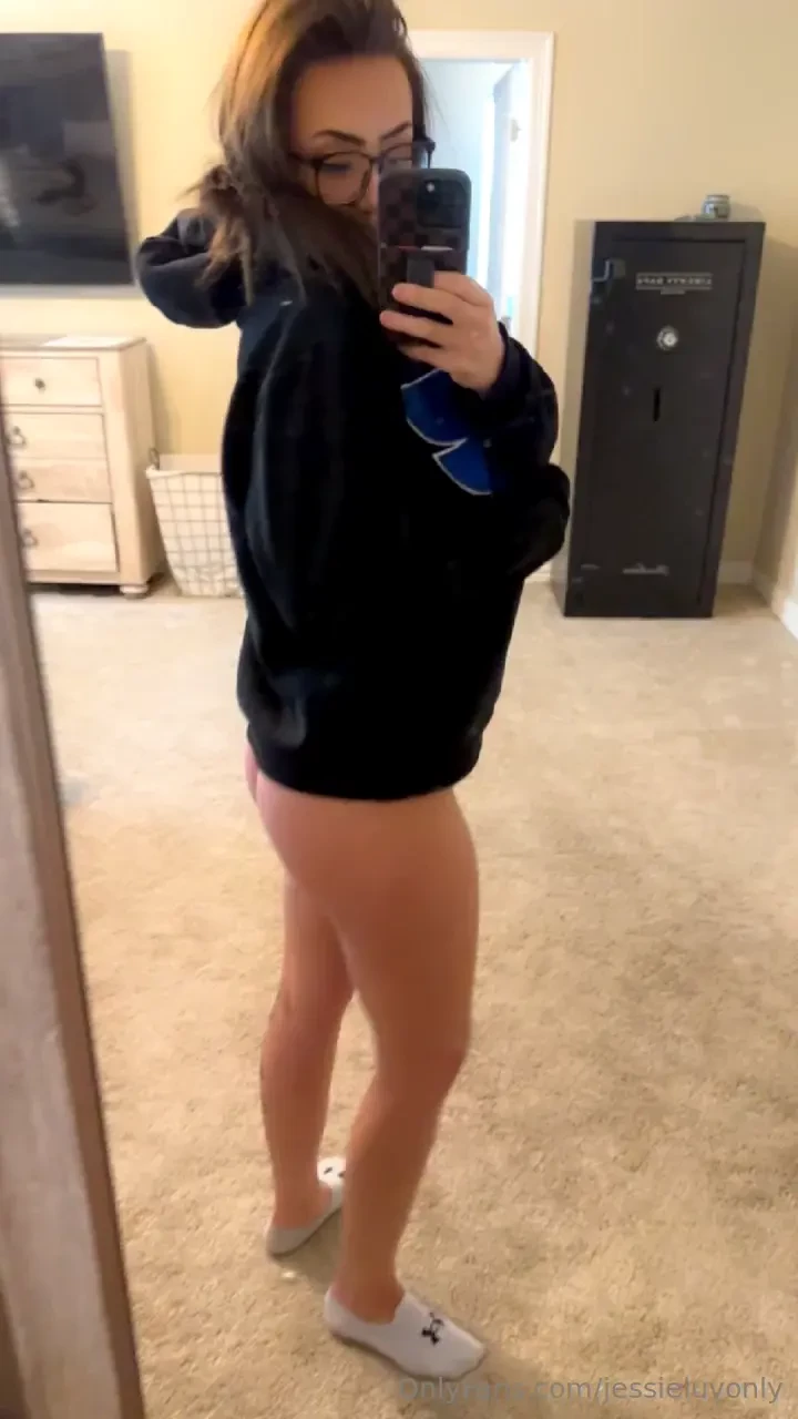 Hoodies with no pants is superior 