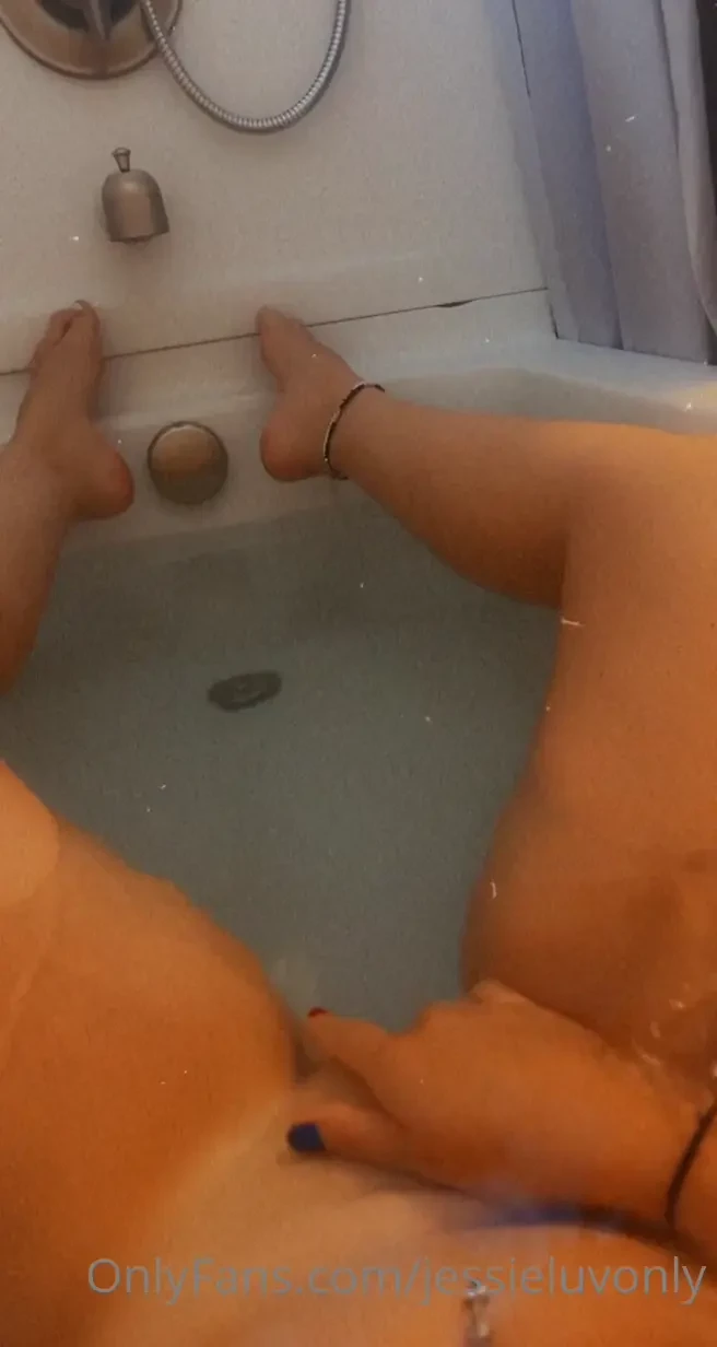 Mmmmmmm hot baths and pussy rubs 