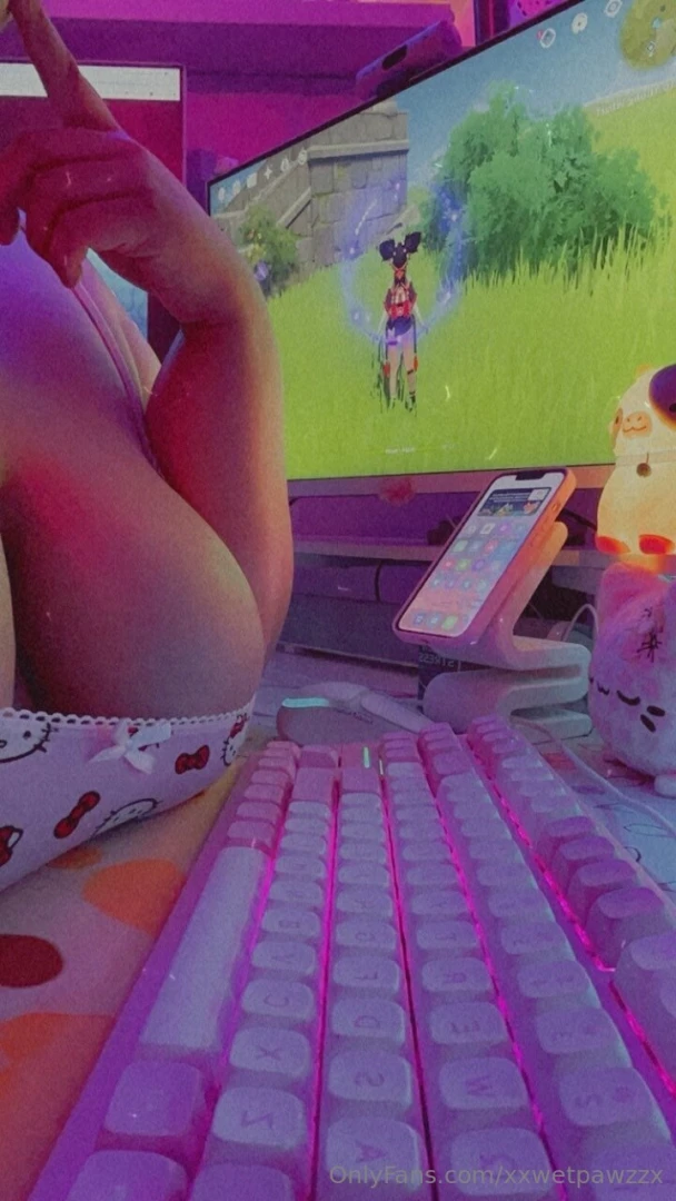 Gamer girl ready do you want to play with me https beacons ai 