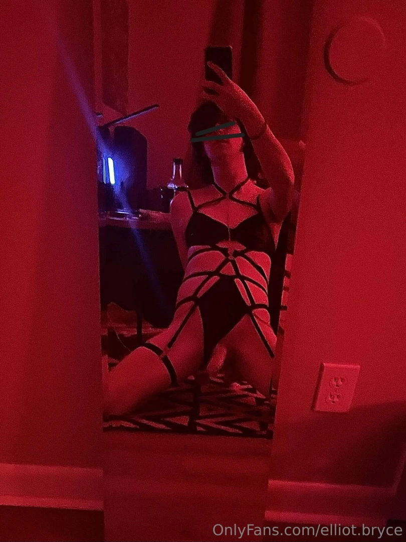 Hey qt s 3 dm me what you wanna see more of or any custom content part 2 