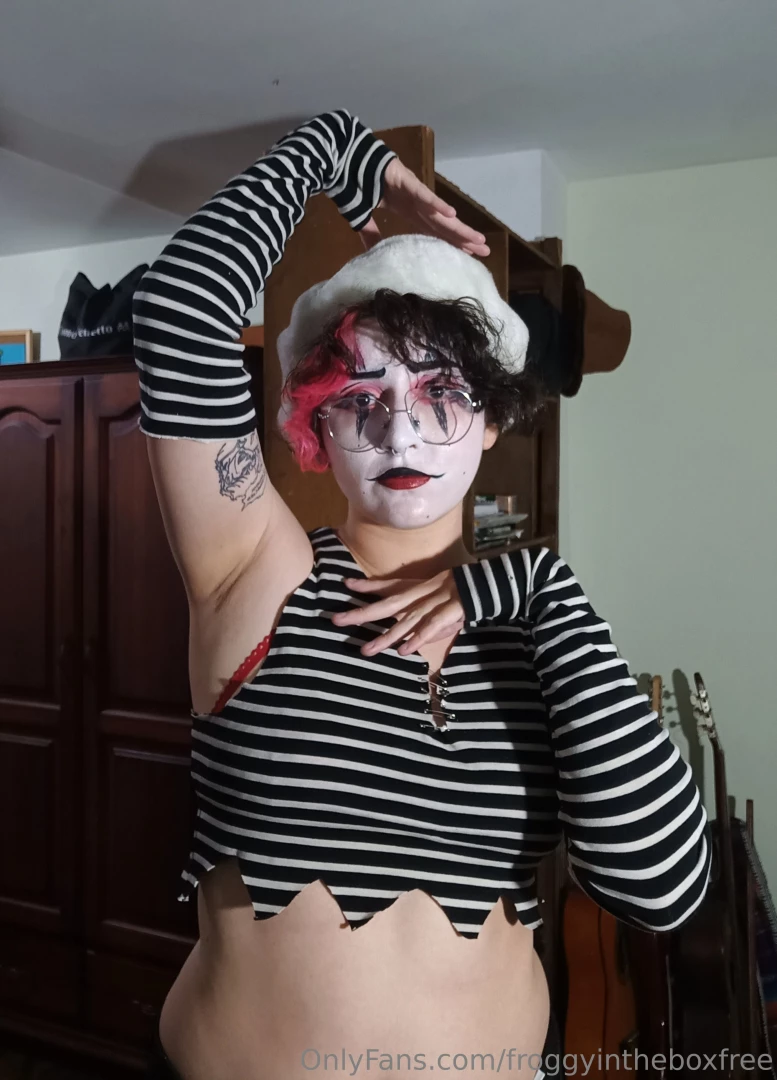 I m not sad it s the eyebrow makeup jaja 