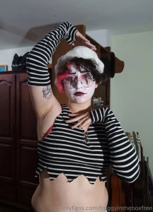 I m not sad it s the eyebrow makeup jaja