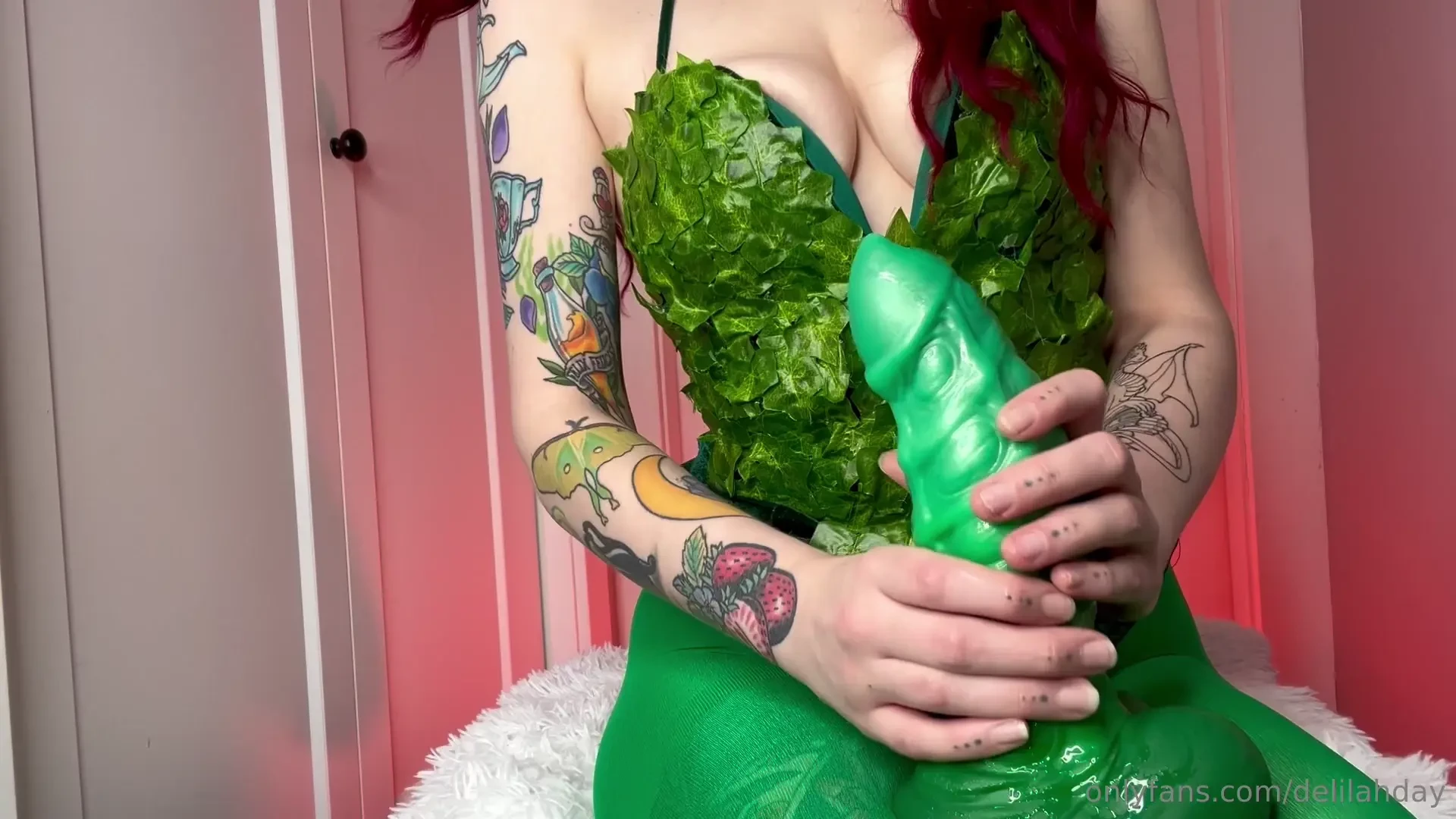 Poison ivy vs the monster cock this dildo is so big - good thing i 