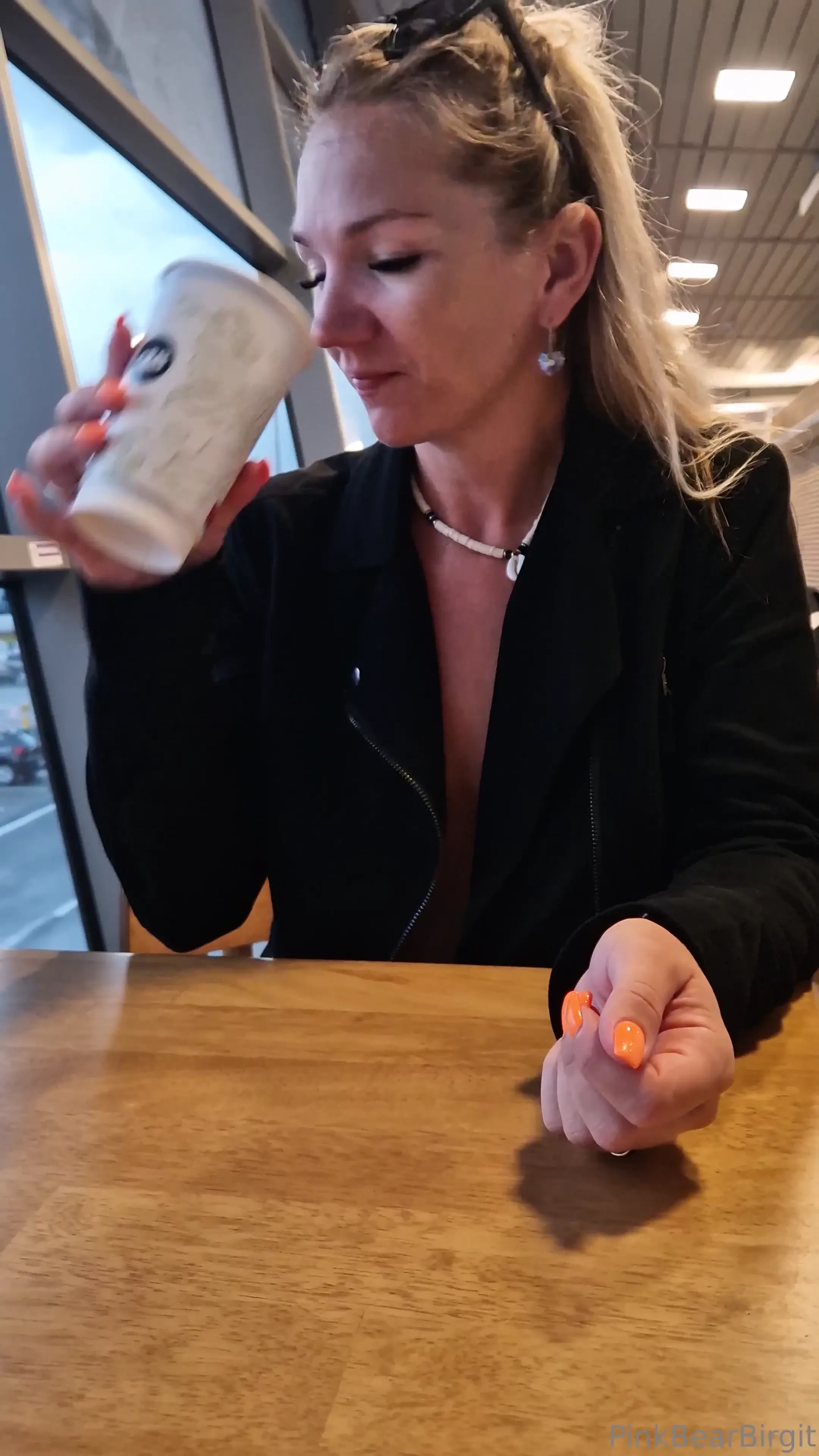 Pikku tuhma aamukahvi lentokent ll little naughty morning coffee at 