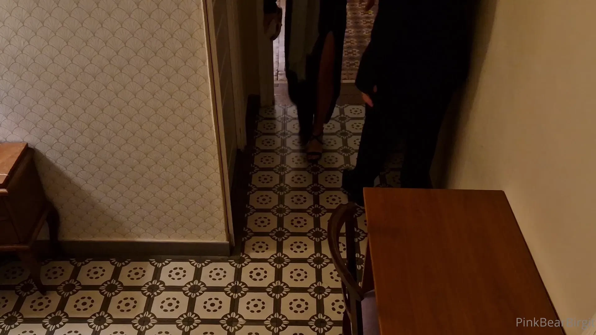 Oltiin menossa swinger bileisiin mutta heti kun astuttiin ovesta ulos 