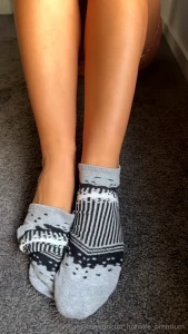 Babe i really need to get my toenails done they re looking kinda